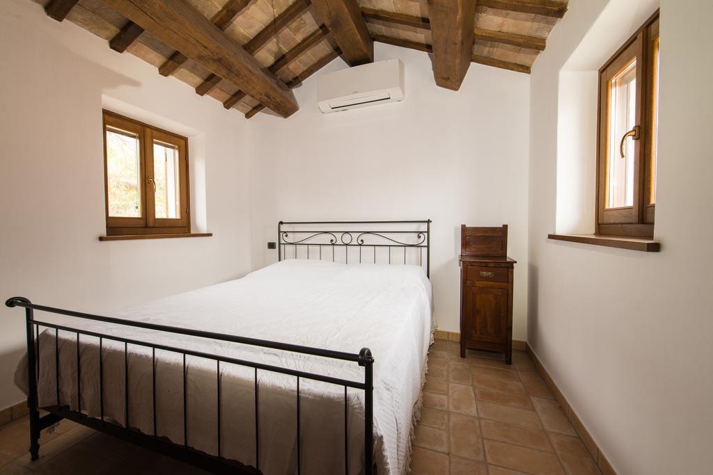 Casetta In Pietra Acqualagna Habitación foto